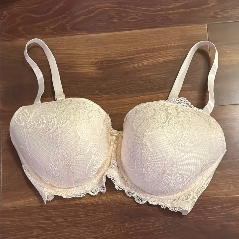 B. LUXE White Lace Underwire Bra Size 38D